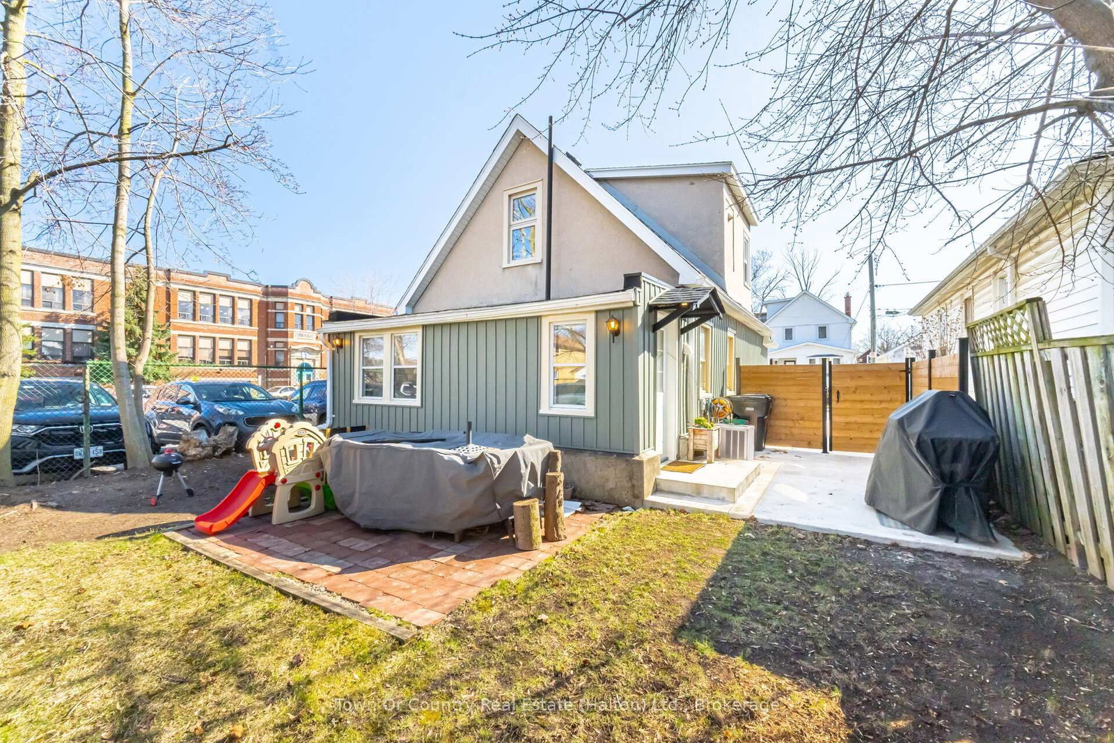 Detached House for sale at 23 Prince Street, St. Catharines, Ontario, L2R 3X6 - E. Chester - MLS: X12917944