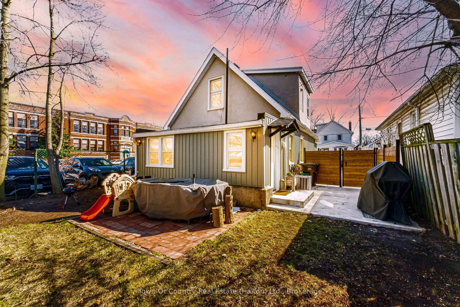 Detached House for sale at 23 Prince Street, St. Catharines, Ontario, L2R 3X6 - E. Chester - MLS: X12917944