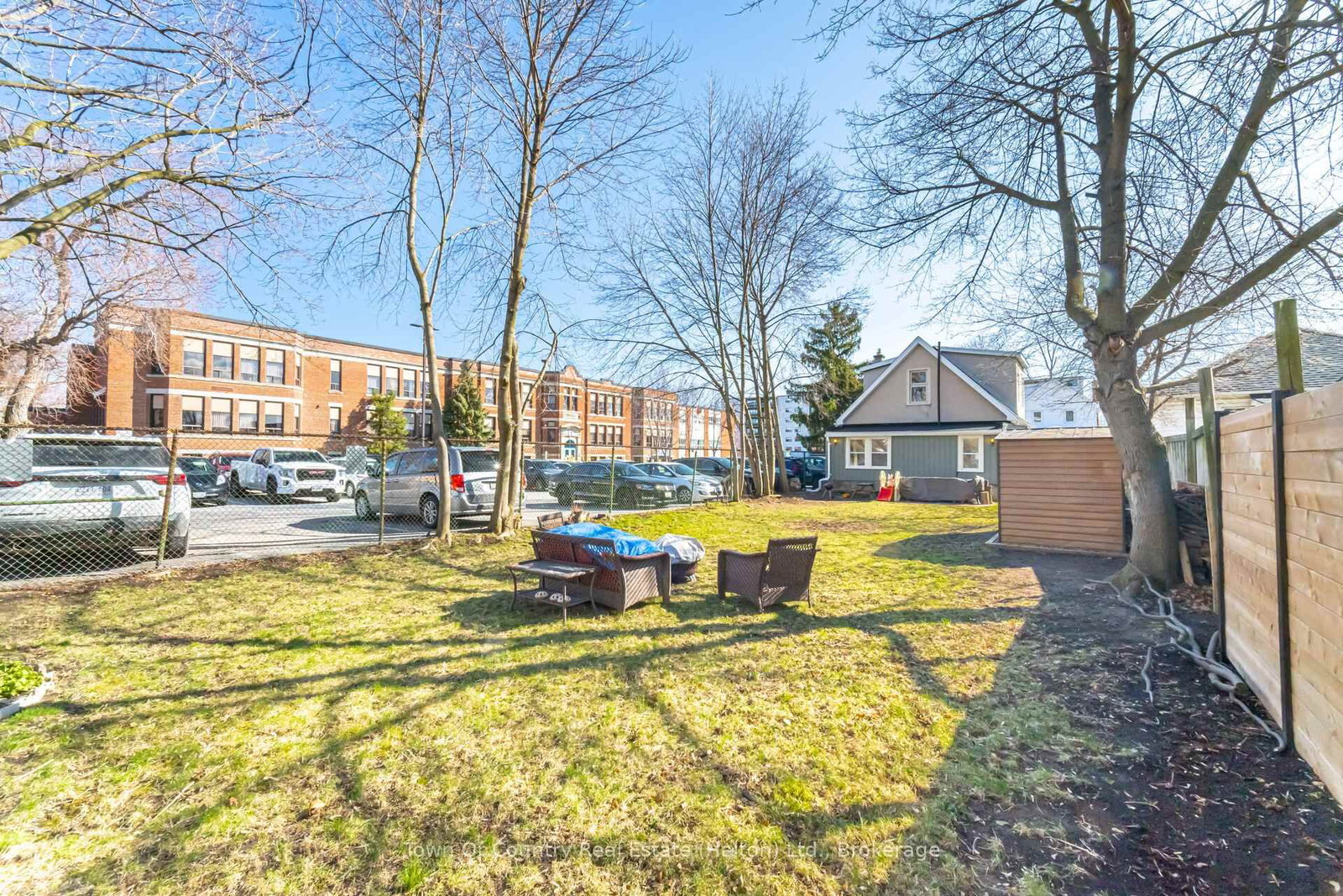 Detached House for sale at 23 Prince Street, St. Catharines, Ontario, L2R 3X6 - E. Chester - MLS: X12917944