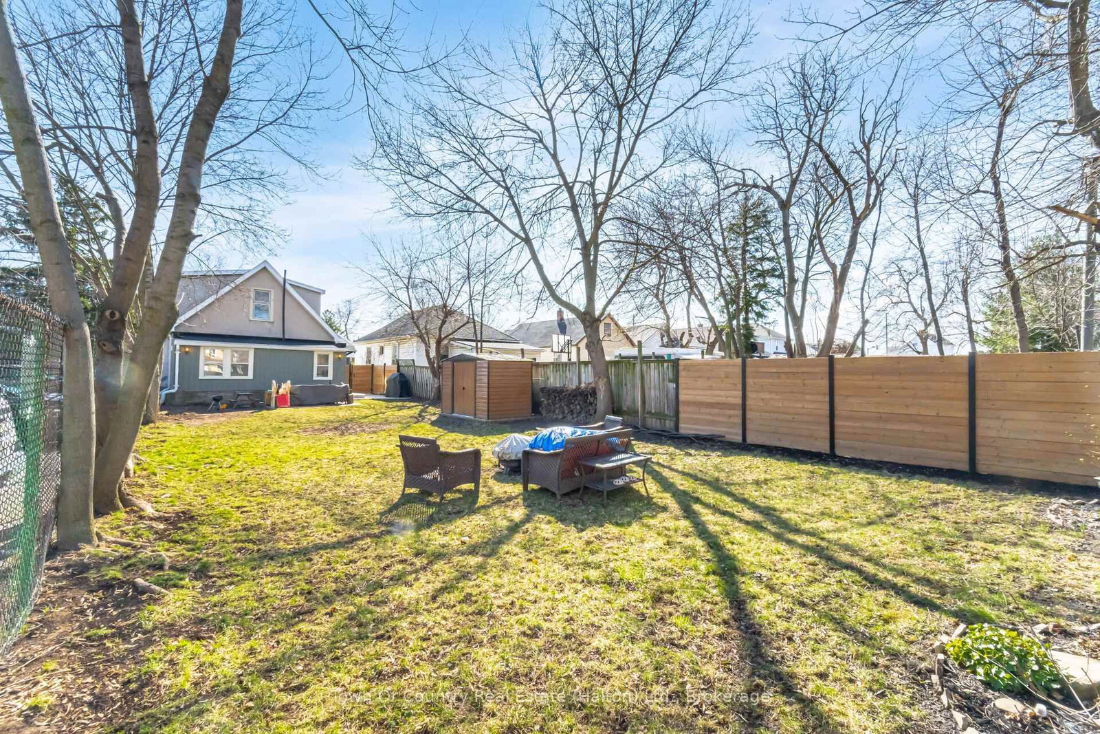 Detached House for sale at 23 Prince Street, St. Catharines, Ontario, L2R 3X6 - E. Chester - MLS: X12917944