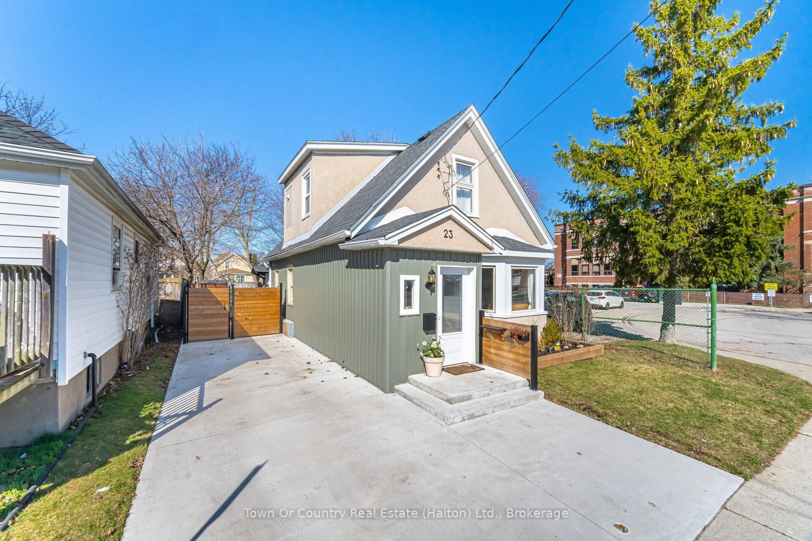 Detached House for sale at 23 Prince Street, St. Catharines, Ontario, L2R 3X6 - E. Chester - MLS: X12917944