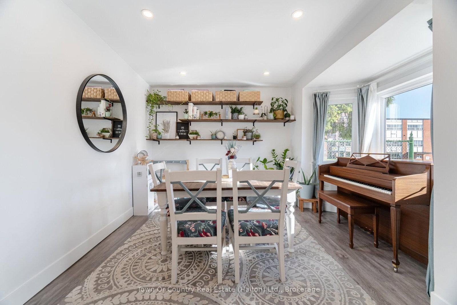 Detached House for sale at 23 Prince Street, St. Catharines, Ontario, L2R 3X6 - E. Chester - MLS: X12917944