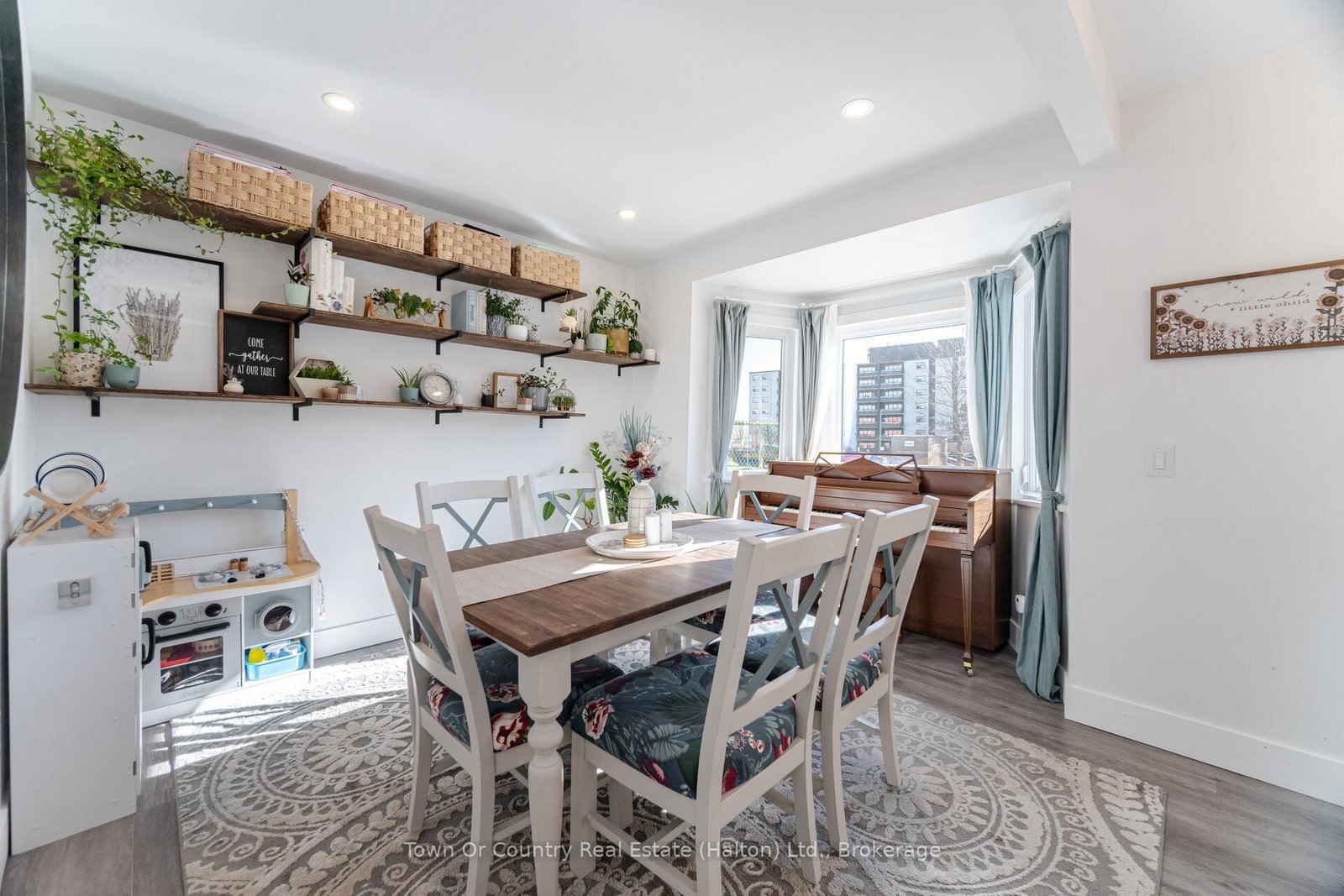 Detached House for sale at 23 Prince Street, St. Catharines, Ontario, L2R 3X6 - E. Chester - MLS: X12917944