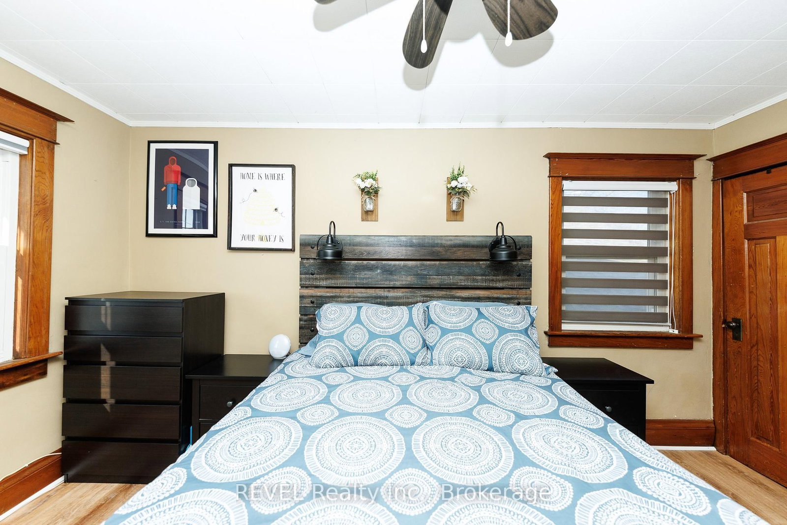 Detached House for sale at 212 MAPLE Avenue, Welland, Ontario, L3C 5G5 - Broadway - MLS: X12918936