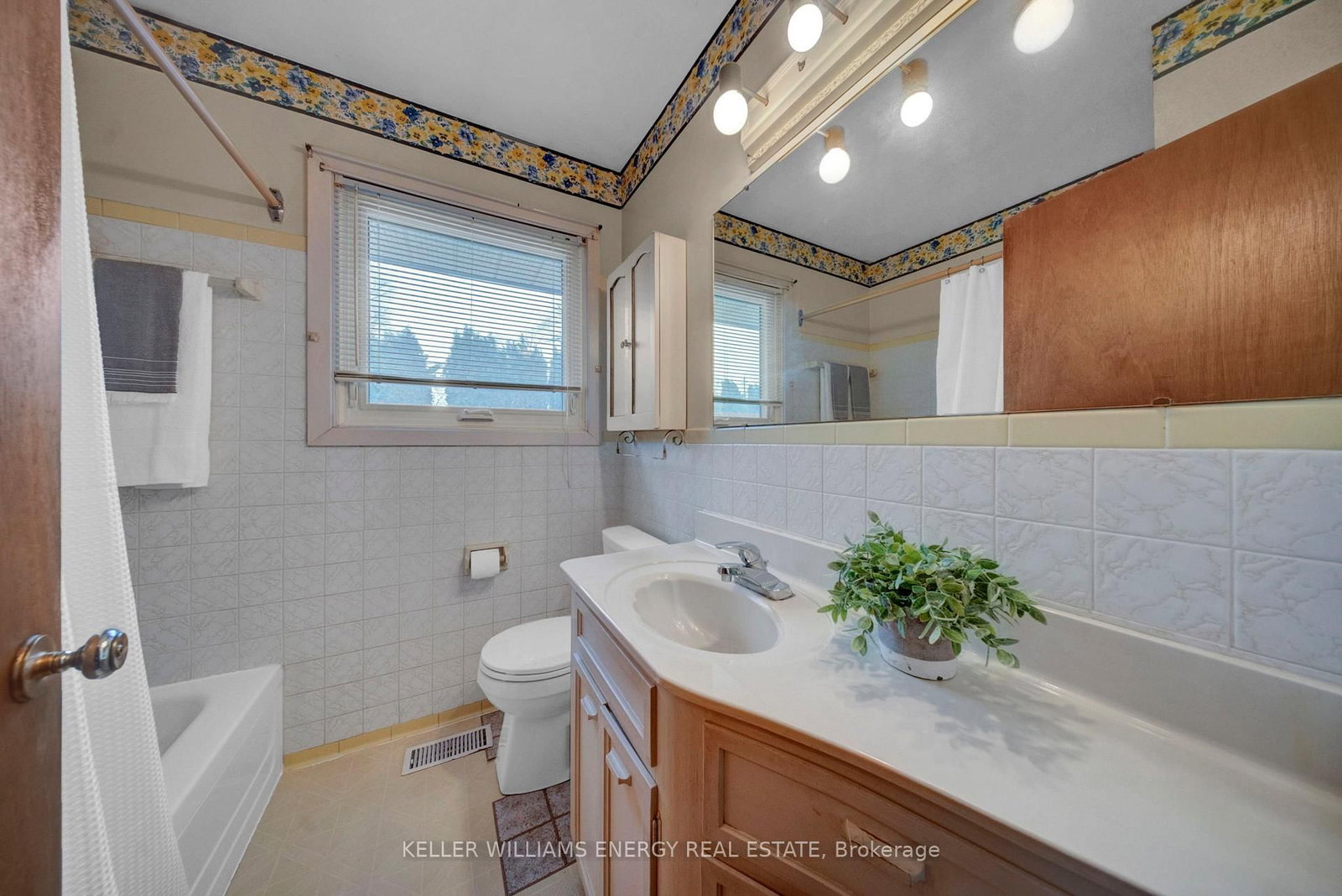 Detached House for sale at 855 Timothy Street, Peterborough, Ontario, K9H 6H5 - Northcrest Ward 5 - MLS: X12919050