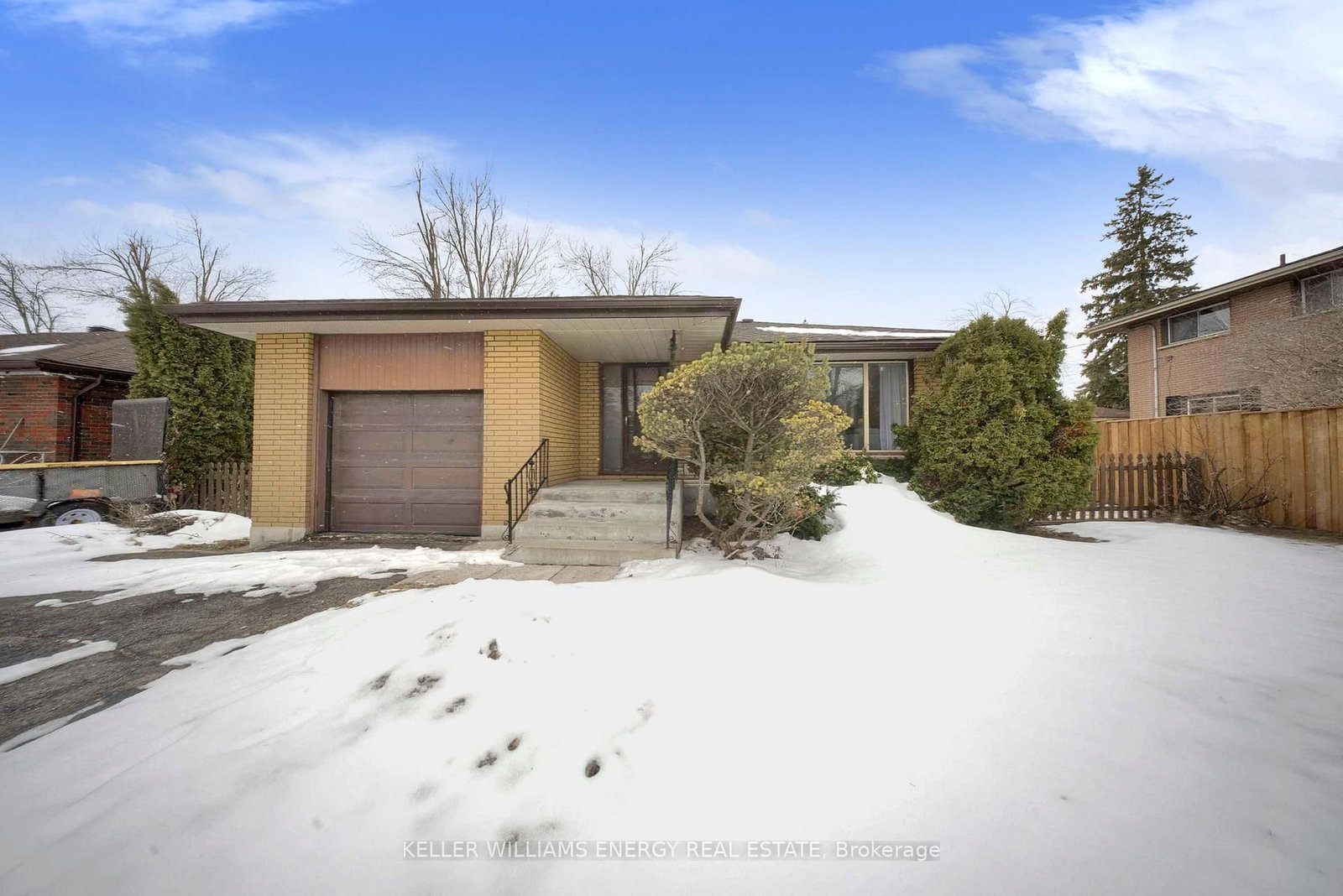 Detached House for sale at 855 Timothy Street, Peterborough, Ontario, K9H 6H5 - Northcrest Ward 5 - MLS: X12919050