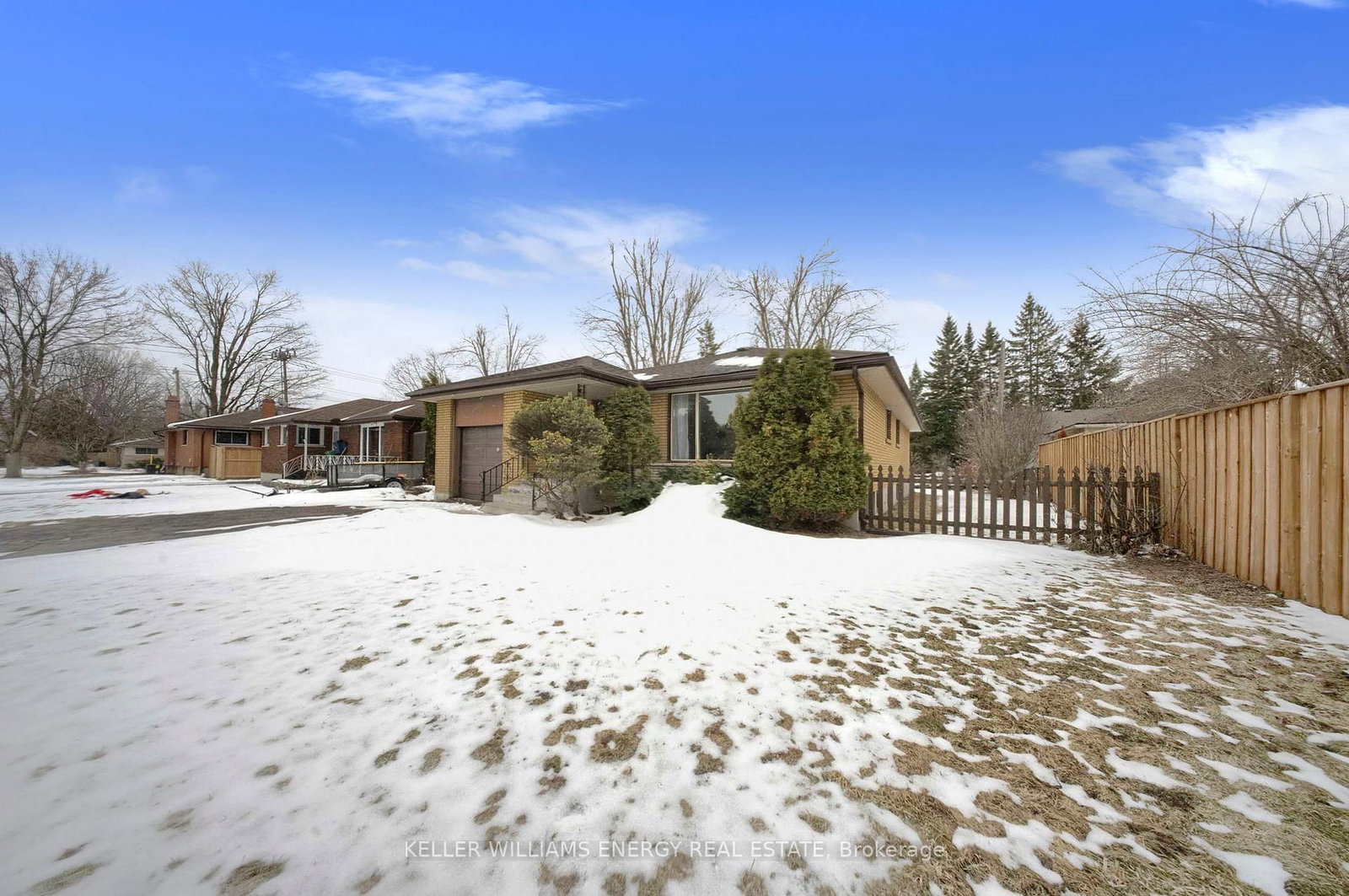 Detached House for sale at 855 Timothy Street, Peterborough, Ontario, K9H 6H5 - Northcrest Ward 5 - MLS: X12919050