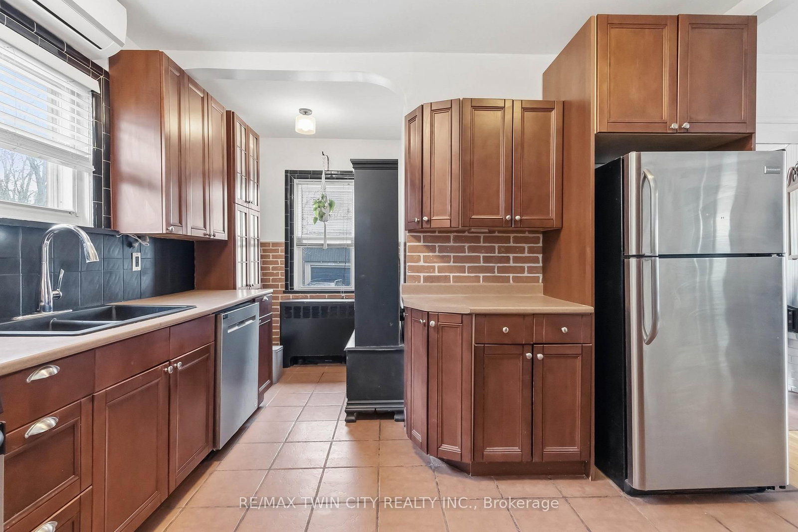 209 Grand River Street N - Photo 15