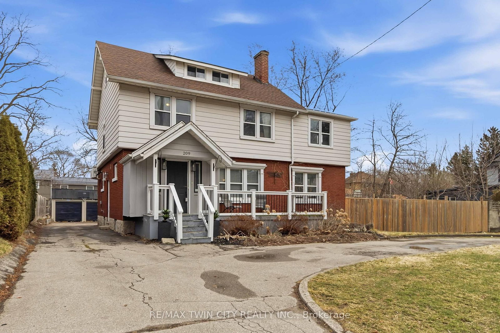 209 Grand River Street N - Photo 2