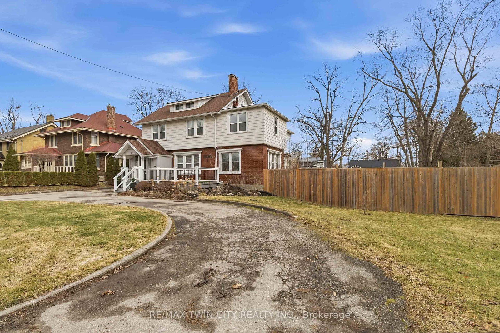 209 Grand River Street N - Photo 3