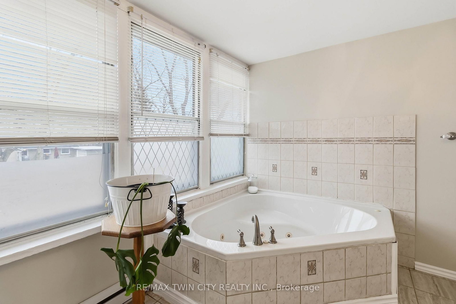 209 Grand River Street N - Photo 37