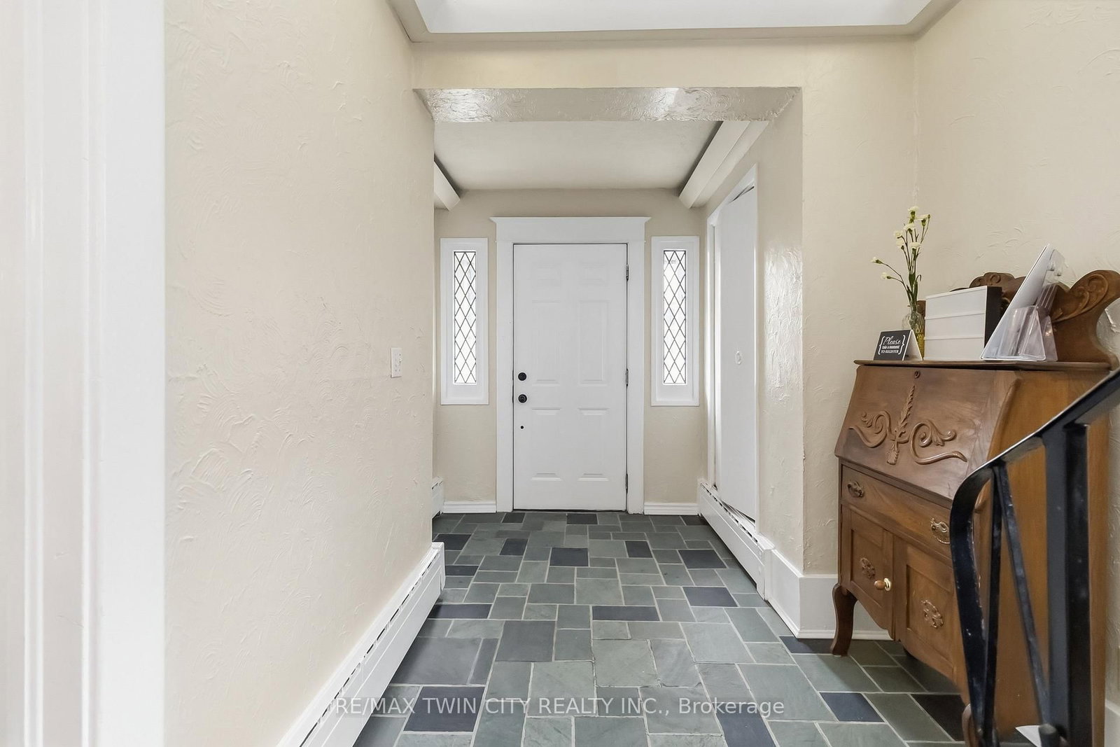 209 Grand River Street N - Photo 4