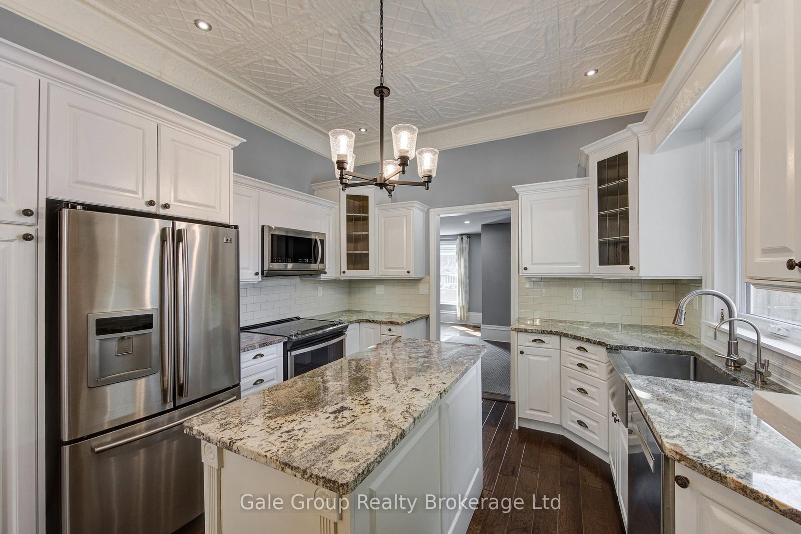 155 Vansittart Avenue • Woodstock, ON photo 8