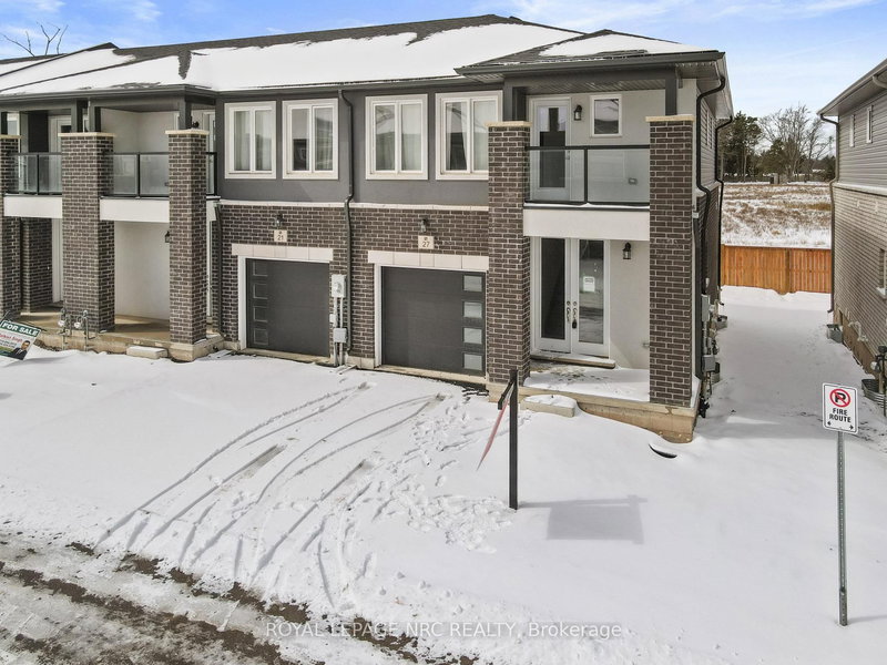 27 Renfrew Tr, Welland, L3C 0K2 | Image 2