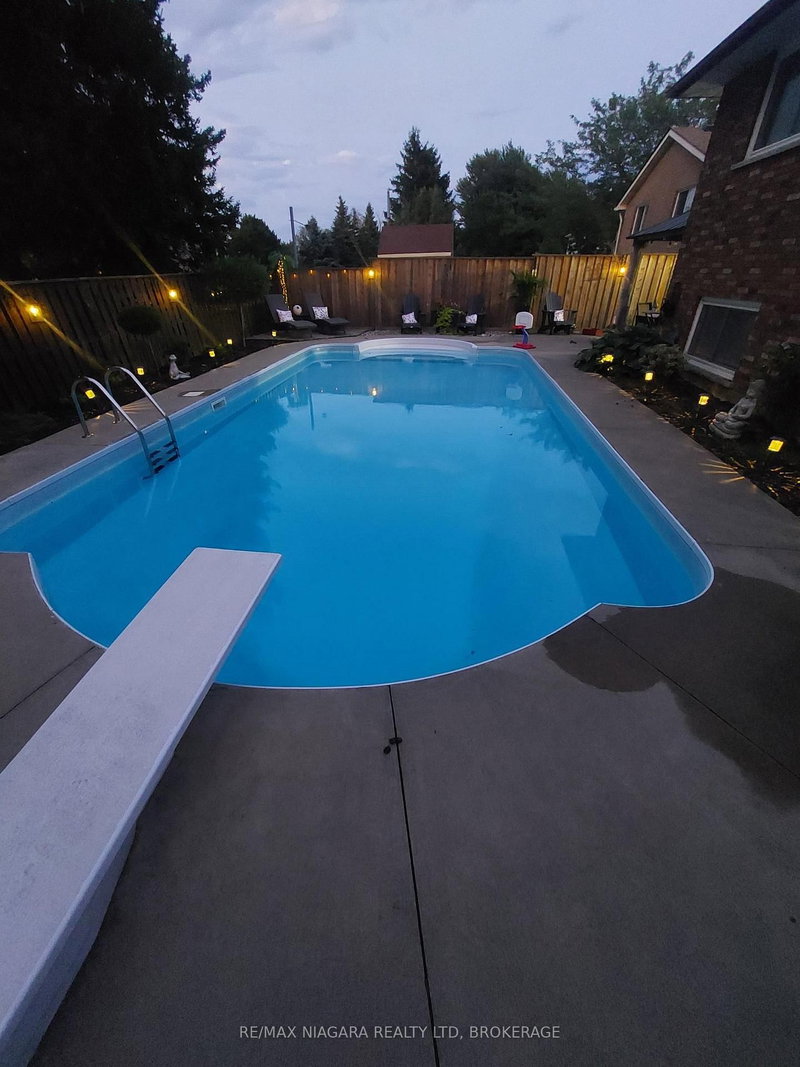 104 Whiteoak Cres, Welland, L3C 6E6 | Image 2