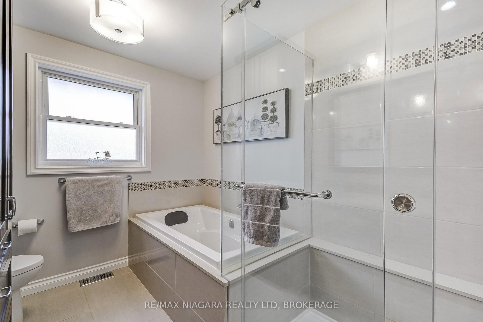 Detached House for sale at 104 Whiteoak Crescent, Welland, Ontario, L3C 6E6 - N. Welland - MLS: X12919646