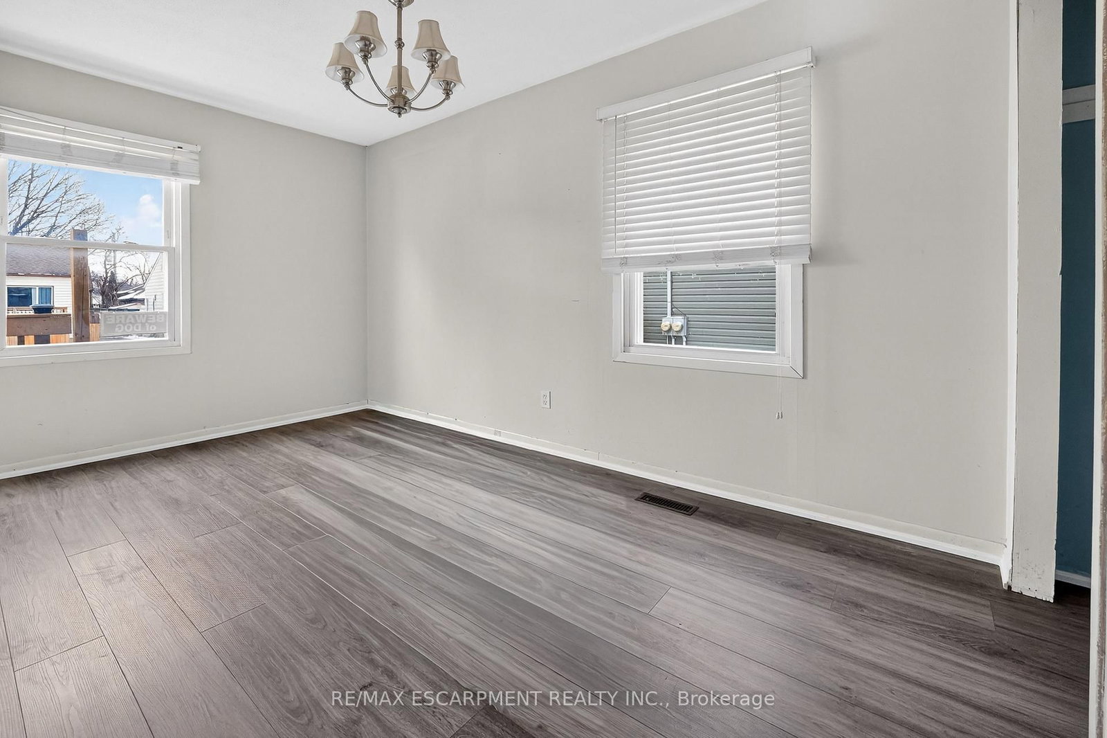 Detached House for sale at 85 Grass Avenue, St. Catharines, Ontario, L2R 1T2 - Downtown - MLS: X12920144