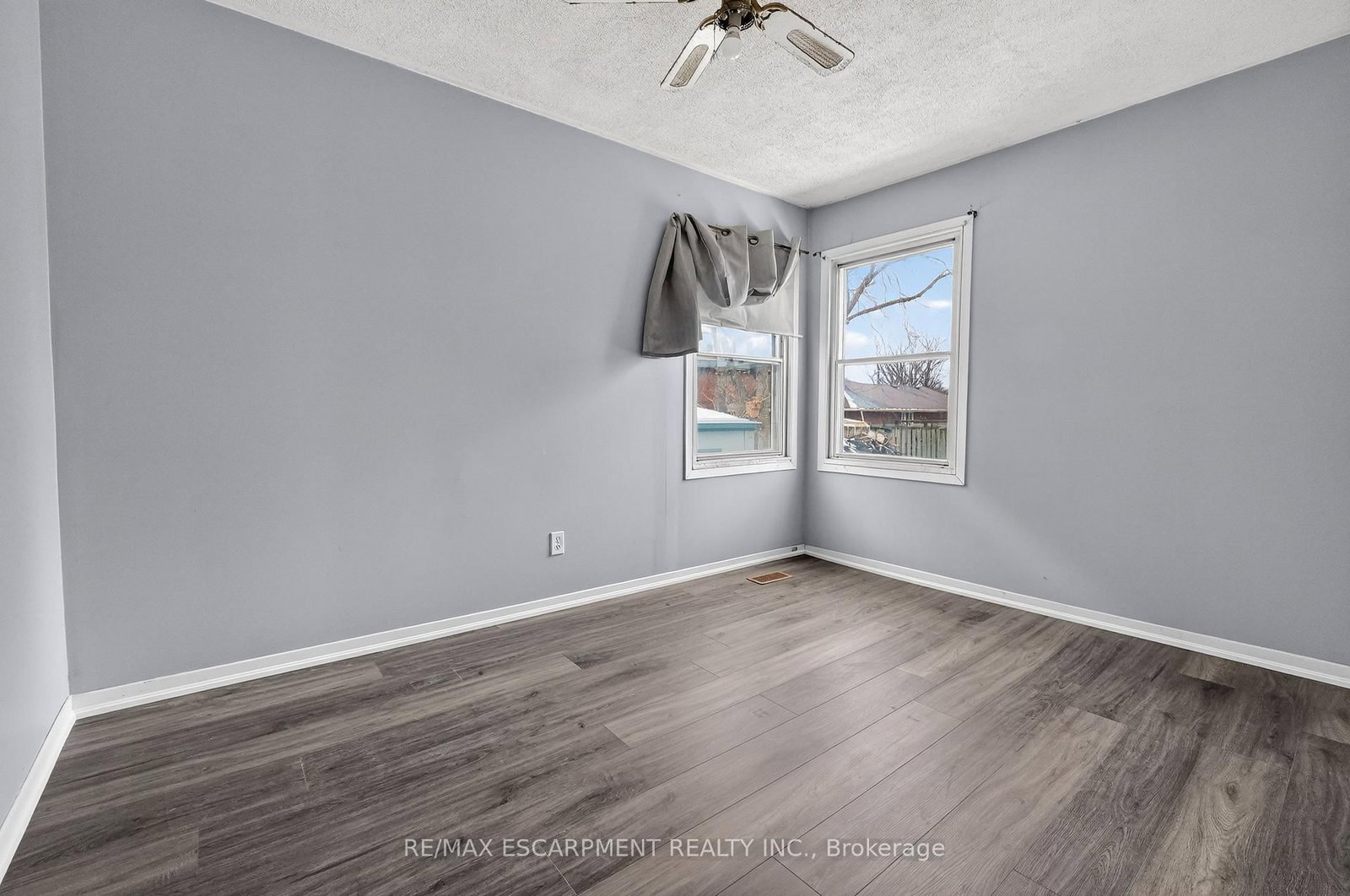 Detached House for sale at 85 Grass Avenue, St. Catharines, Ontario, L2R 1T2 - Downtown - MLS: X12920144