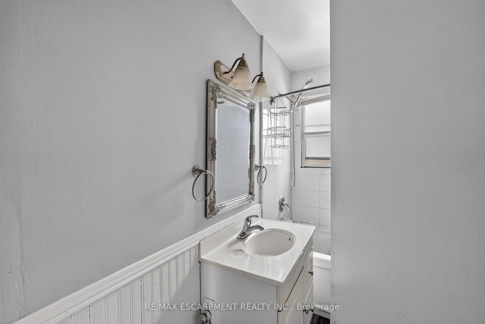 Detached House for sale at 85 Grass Avenue, St. Catharines, Ontario, L2R 1T2 - Downtown - MLS: X12920144