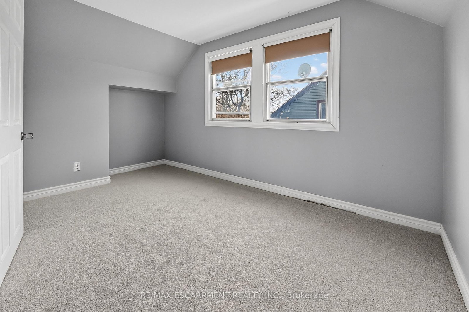 Detached House for sale at 85 Grass Avenue, St. Catharines, Ontario, L2R 1T2 - Downtown - MLS: X12920144