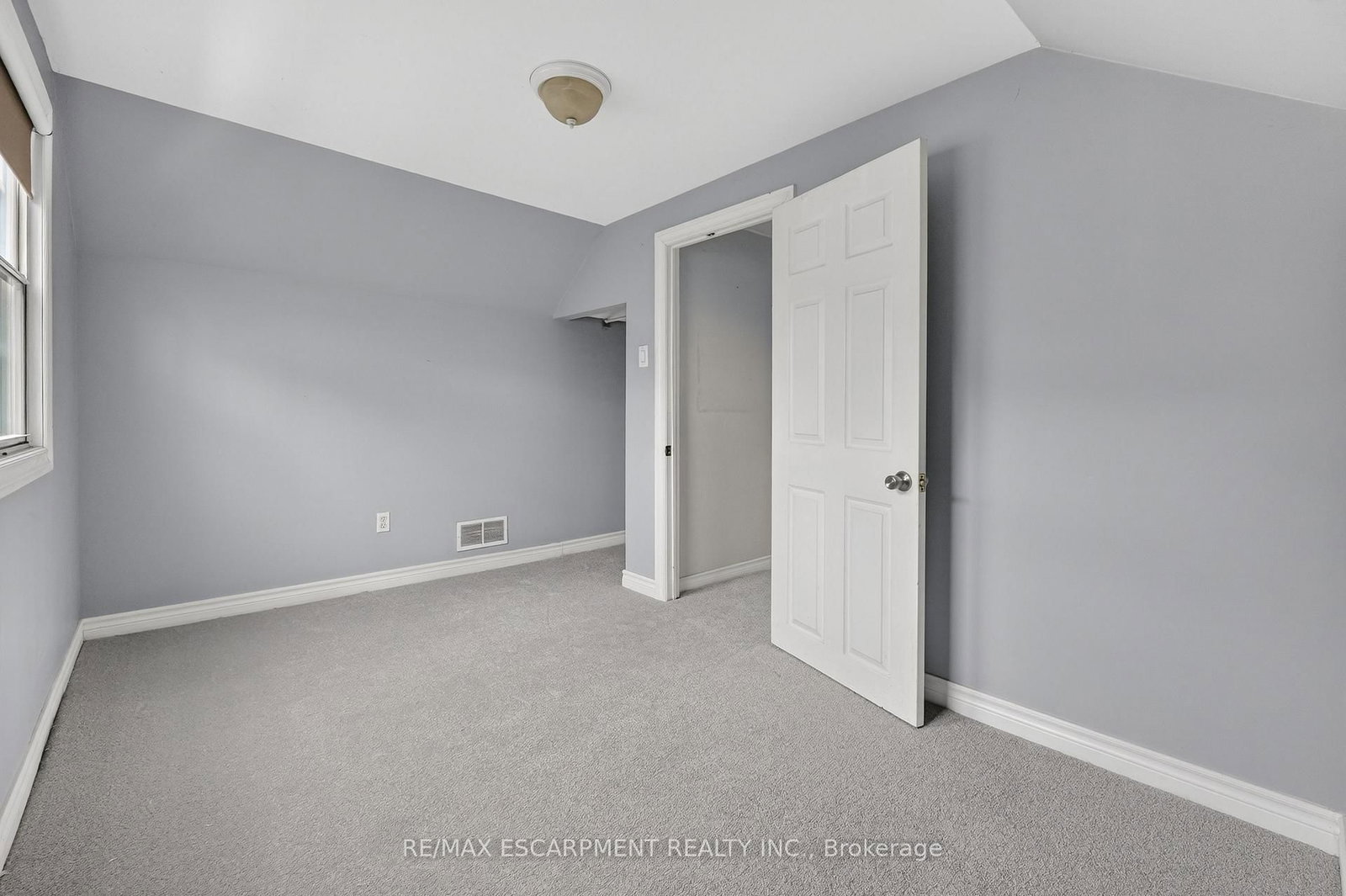 Detached House for sale at 85 Grass Avenue, St. Catharines, Ontario, L2R 1T2 - Downtown - MLS: X12920144