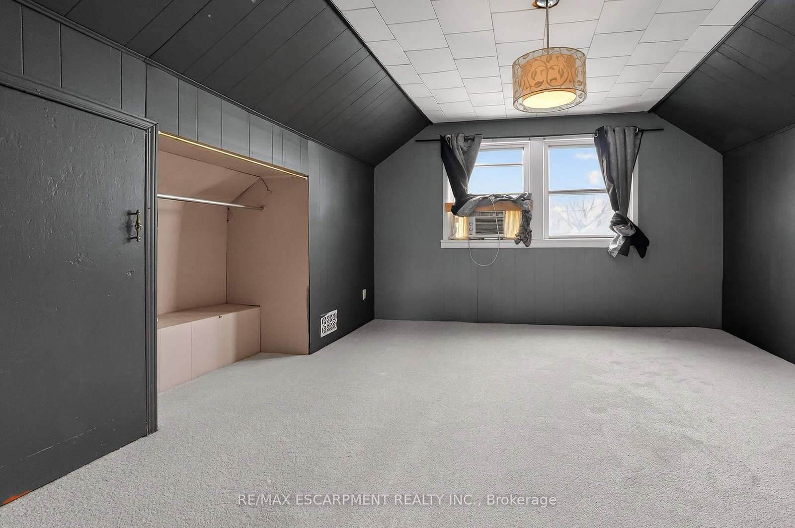 Detached House for sale at 85 Grass Avenue, St. Catharines, Ontario, L2R 1T2 - Downtown - MLS: X12920144