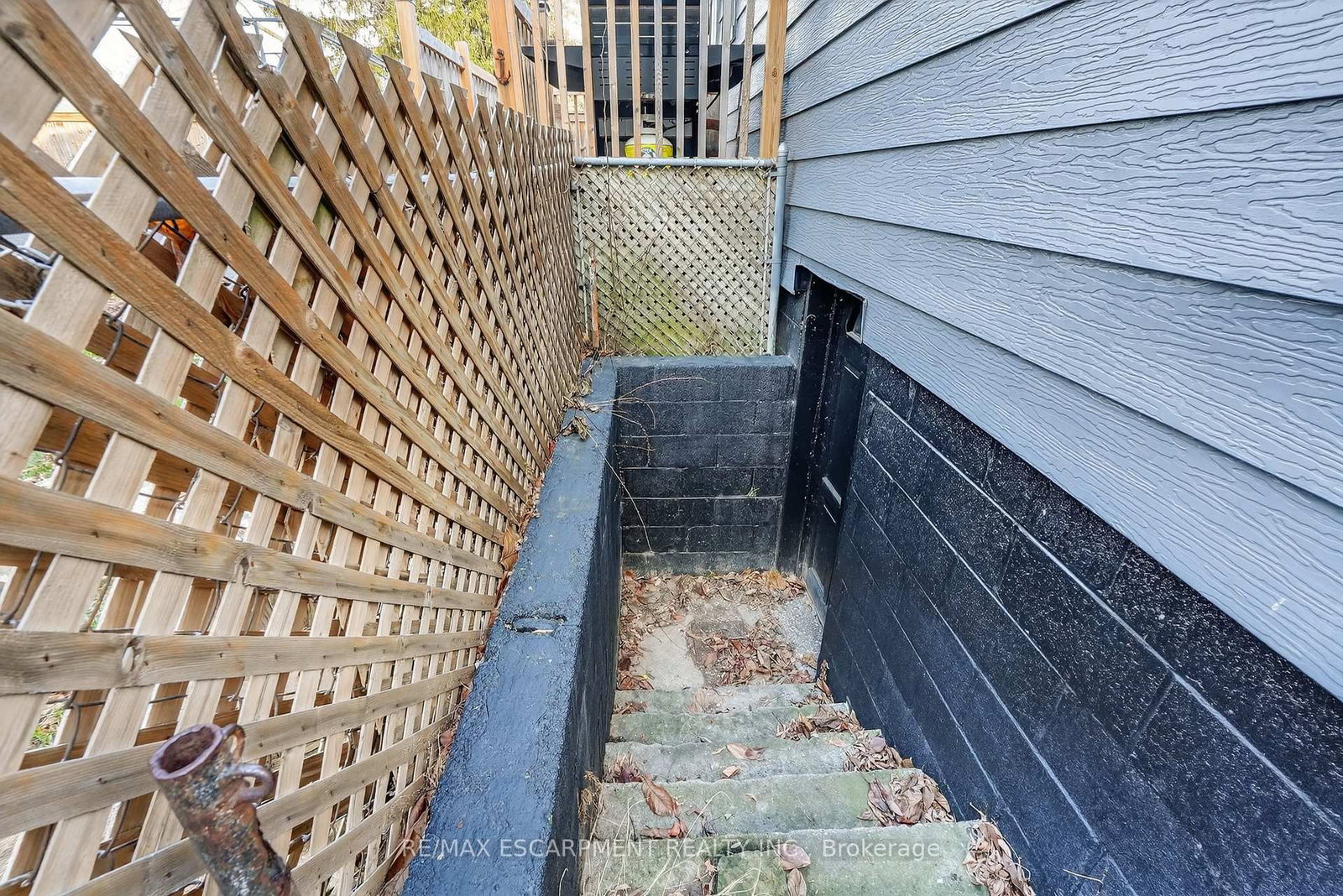 Detached House for sale at 85 Grass Avenue, St. Catharines, Ontario, L2R 1T2 - Downtown - MLS: X12920144