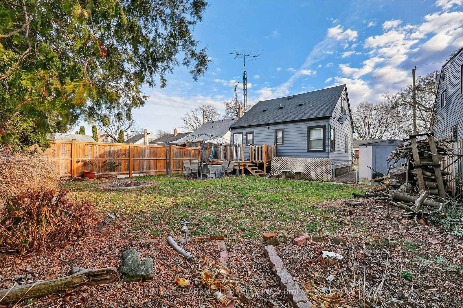 Detached House for sale at 85 Grass Avenue, St. Catharines, Ontario, L2R 1T2 - Downtown - MLS: X12920144