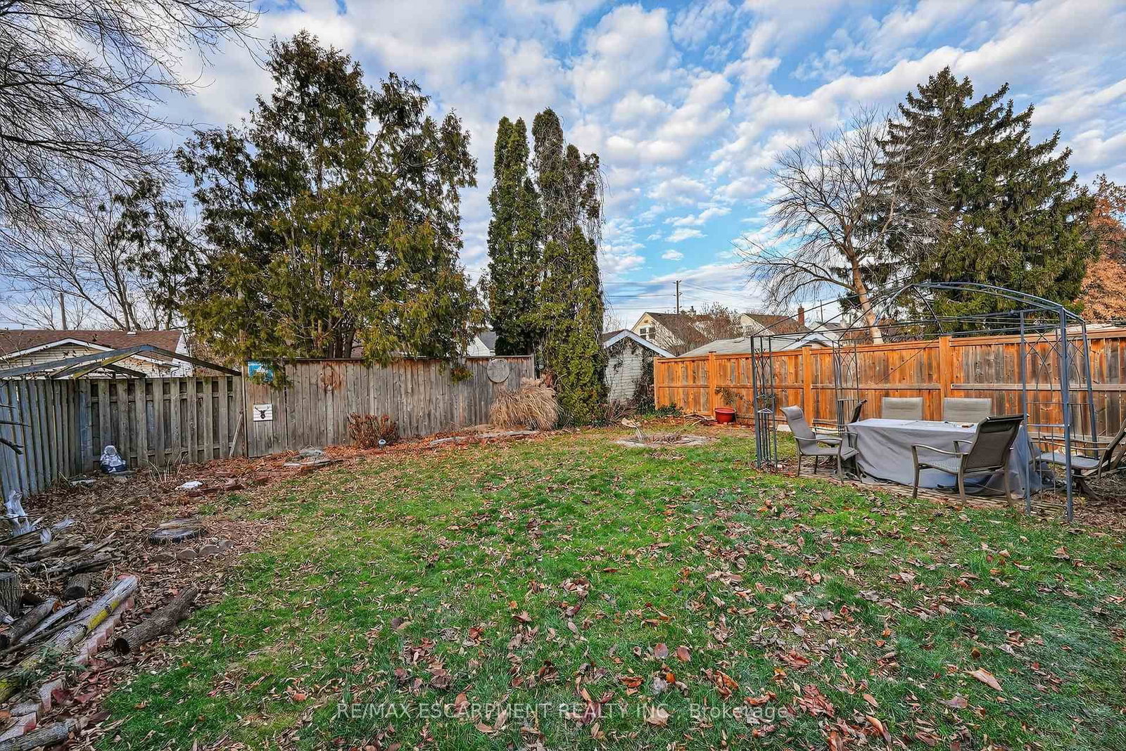 Detached House for sale at 85 Grass Avenue, St. Catharines, Ontario, L2R 1T2 - Downtown - MLS: X12920144