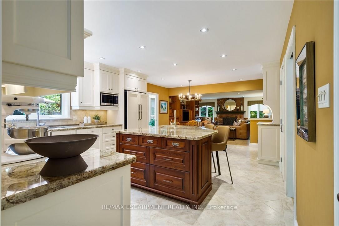 Detached House for sale at 373 Brookview Court, Hamilton, Ontario, L9G 4E6 - Ancaster - MLS: X12920288