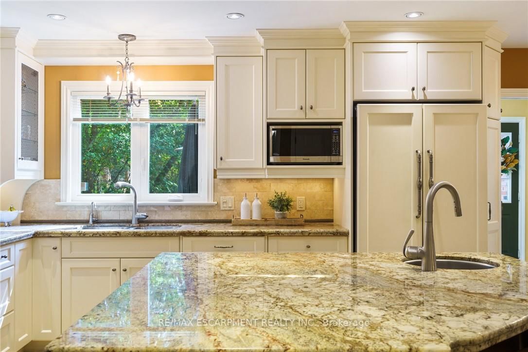 Detached House for sale at 373 Brookview Court, Hamilton, Ontario, L9G 4E6 - Ancaster - MLS: X12920288