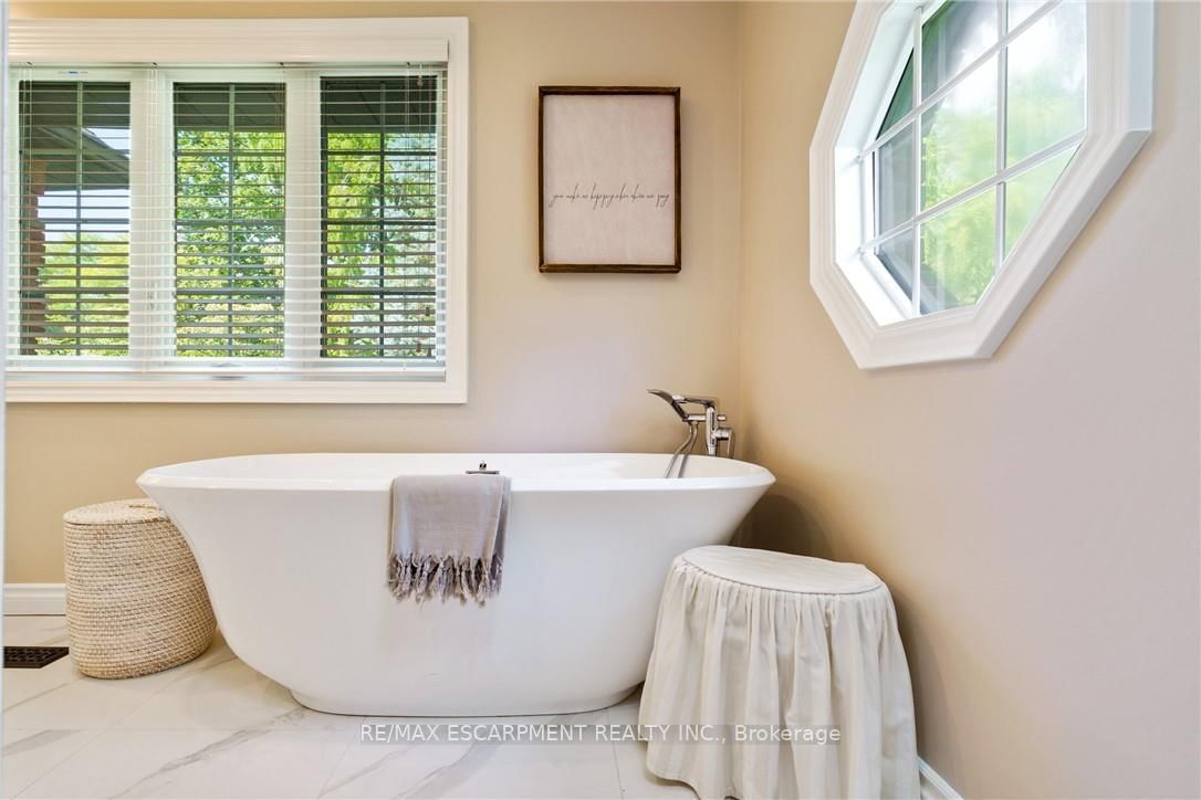 Detached House for sale at 373 Brookview Court, Hamilton, Ontario, L9G 4E6 - Ancaster - MLS: X12920288