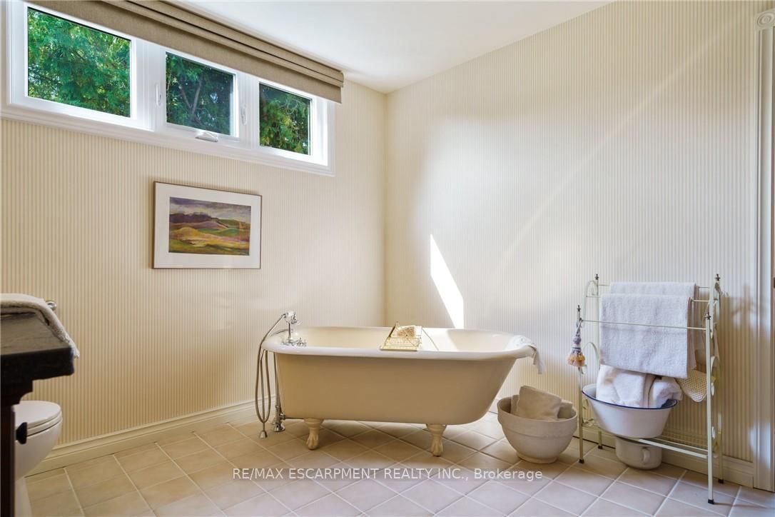 Detached House for sale at 373 Brookview Court, Hamilton, Ontario, L9G 4E6 - Ancaster - MLS: X12920288