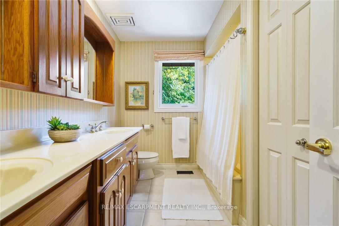 Detached House for sale at 373 Brookview Court, Hamilton, Ontario, L9G 4E6 - Ancaster - MLS: X12920288