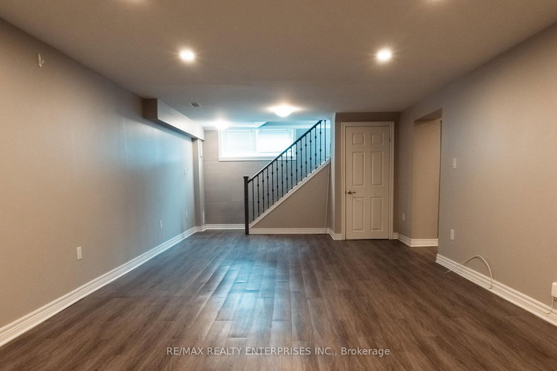 Lower - 8 Salmond Crt, Hamilton, L8T 2J7 | Image 2