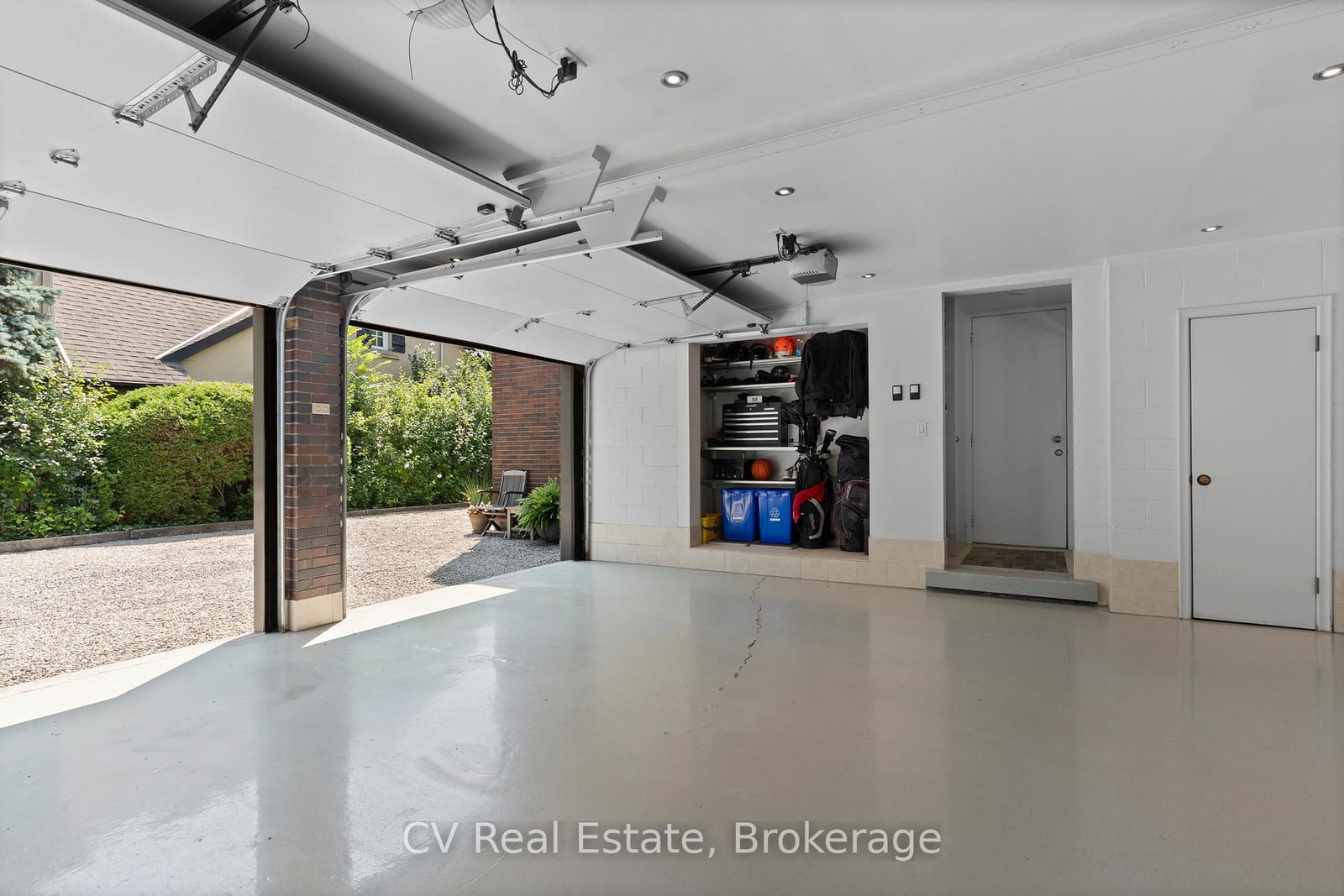 Detached House for sale at 31 Auchmar Road, Hamilton, Ontario, L9C 1C6 - Mohawk - MLS: X12920776