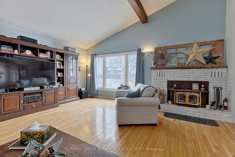 196 Golf Course Rd, Laurentian Valley, K8A 7B3 | Image 2