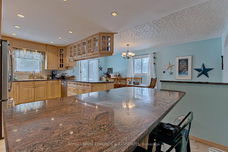 196 Golf Course Rd, Laurentian Valley, K8A 7B3 | Image 3
