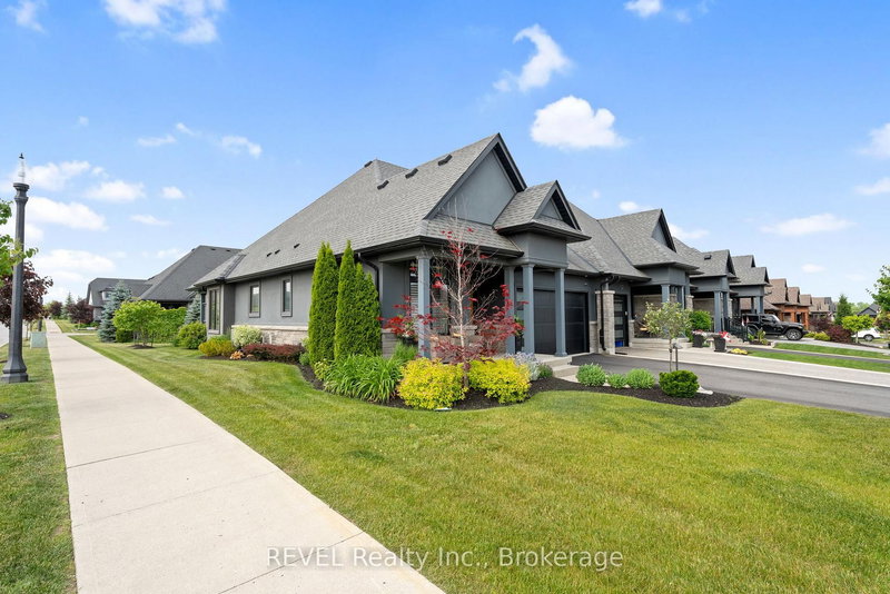 120 Carrick Tr, Welland, L3B 0E8 | Image 2