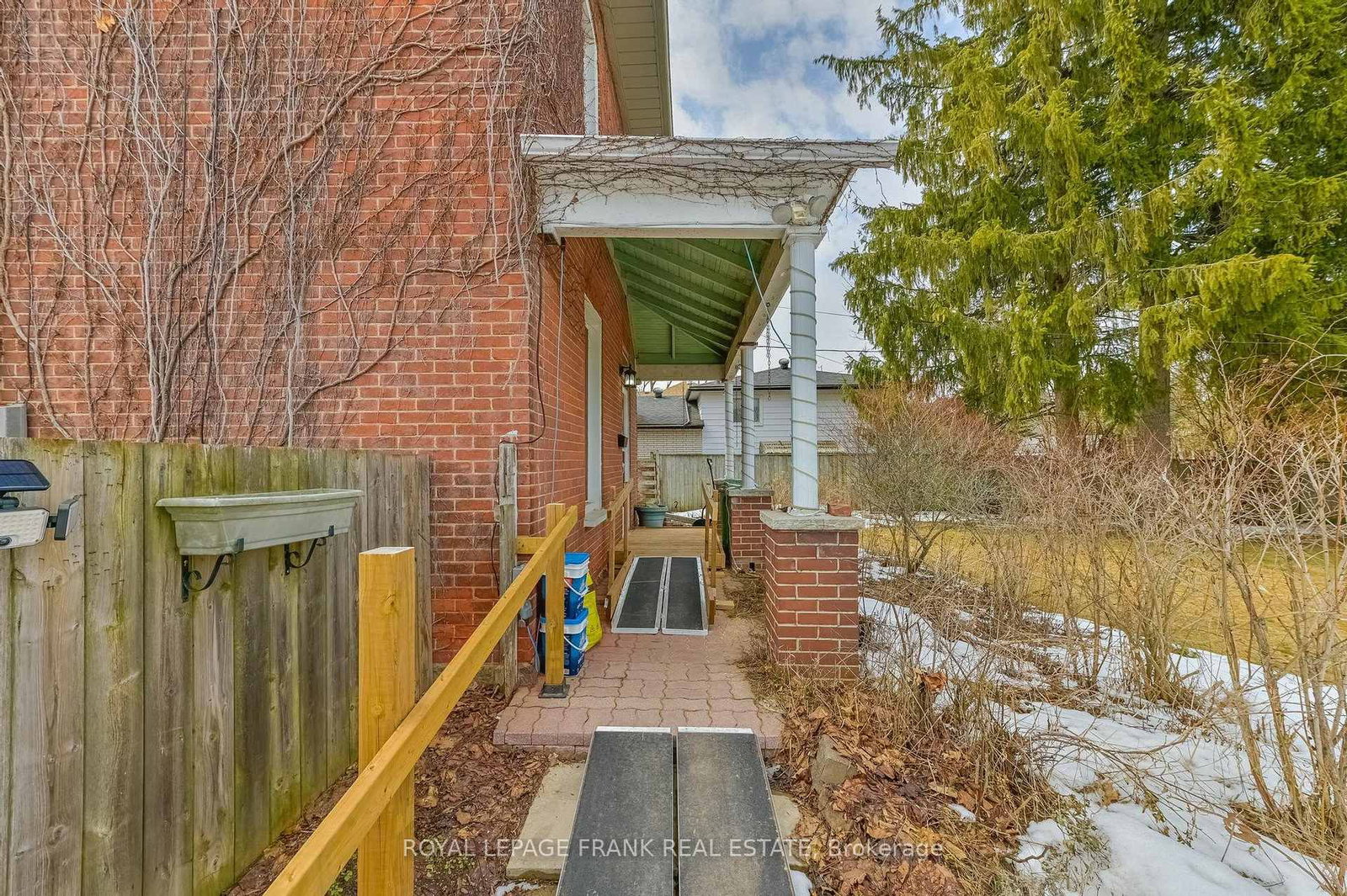 Detached House for sale at 865 Parkhill Road, Peterborough, Ontario, K9J 6P2 - Monaghan Ward 2 - MLS: X12923916