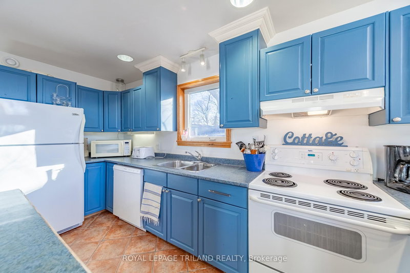 28 Elmwood Ave, Lambton Shores, N0M 1T0 | Image 3