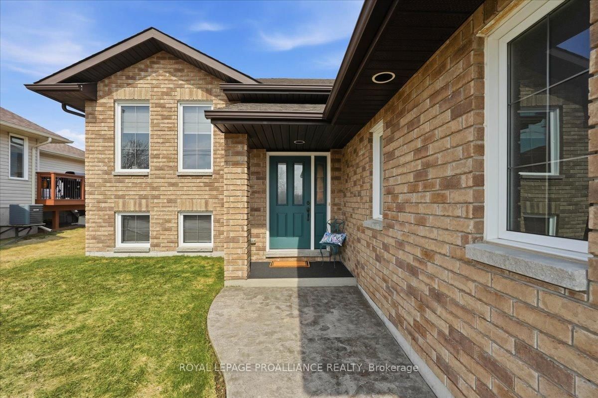 Detached House for sale at 153 Lester Road, Quinte West, Ontario, K8V 0C2 - Sidney Ward - MLS: X12925010