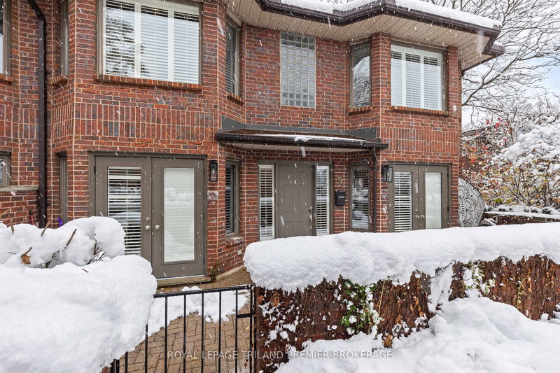 home for lease on 9-152 Albert Street