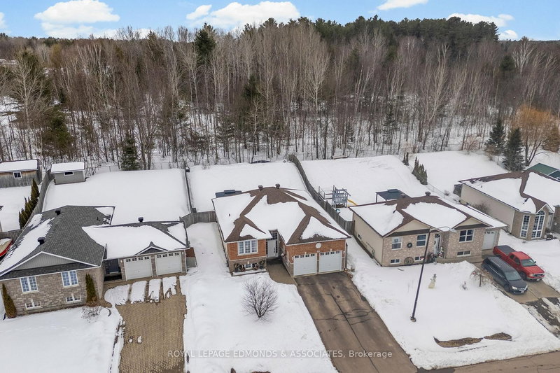 669 Fairview Ave S, Pembroke, K8A 8N4 | Image 2