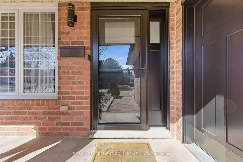 2 Hickory Crt, Welland, L3C 6S9 | Image 3