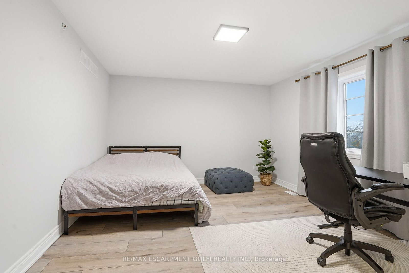 Detached House for sale at 121 Moffatt Street, St. Catharines, Ontario, L2P 2L7 - Oakdale - MLS: X12925814