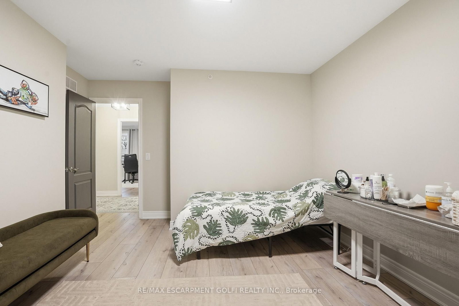 Detached House for sale at 121 Moffatt Street, St. Catharines, Ontario, L2P 2L7 - Oakdale - MLS: X12925814