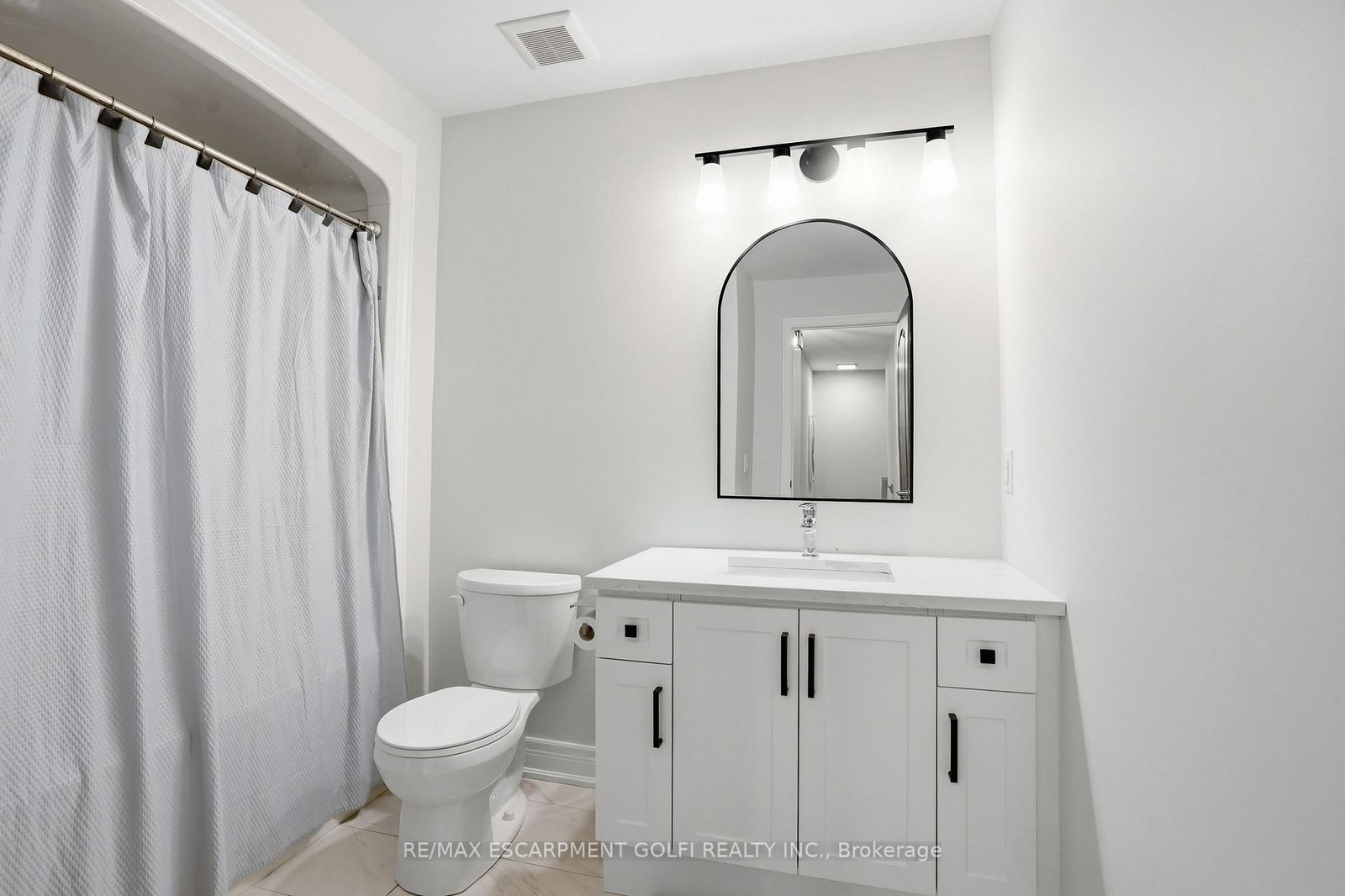 Detached House for sale at 121 Moffatt Street, St. Catharines, Ontario, L2P 2L7 - Oakdale - MLS: X12925814