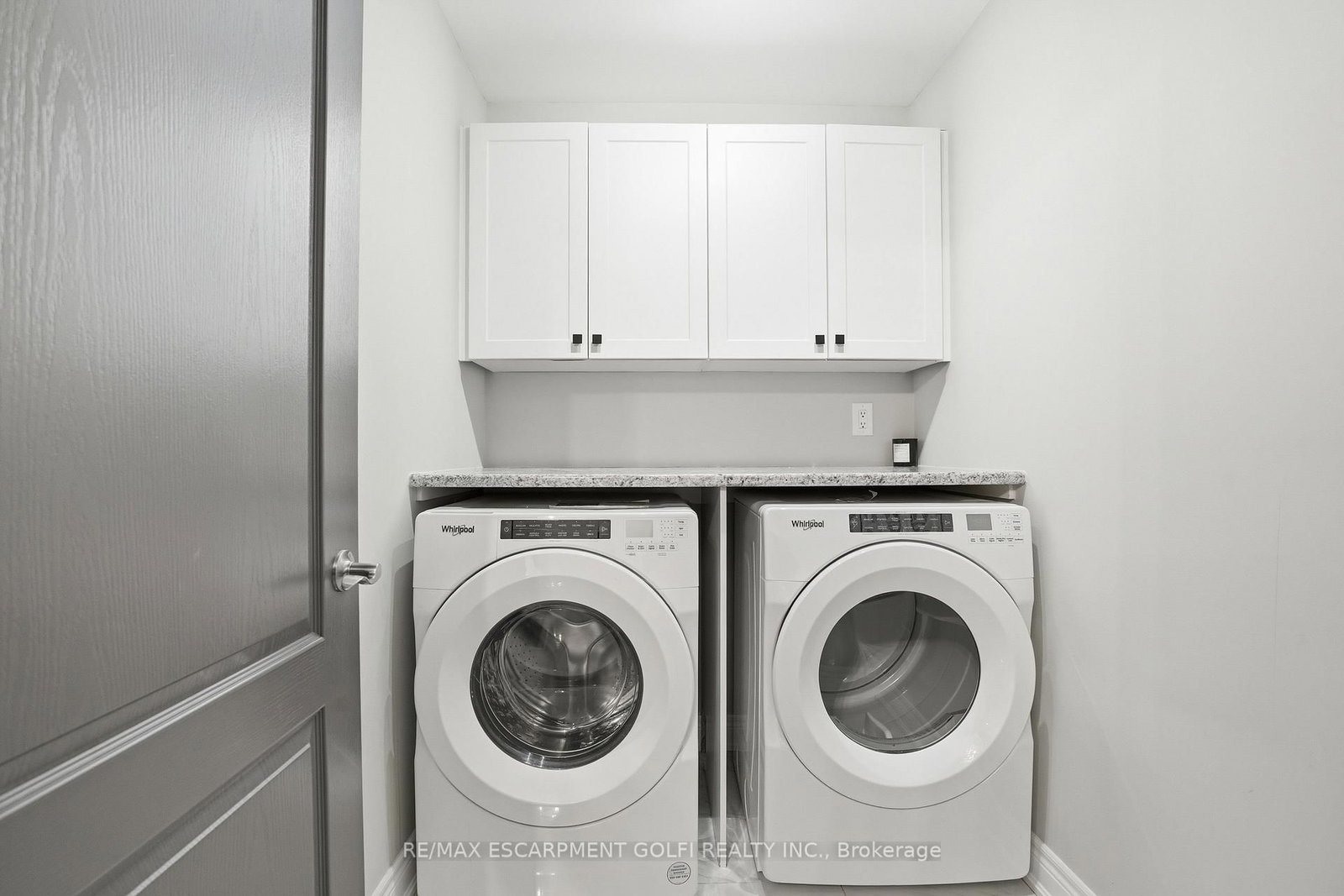 Detached House for sale at 121 Moffatt Street, St. Catharines, Ontario, L2P 2L7 - Oakdale - MLS: X12925814