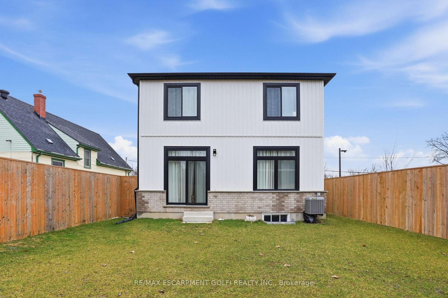 Detached House for sale at 121 Moffatt Street, St. Catharines, Ontario, L2P 2L7 - Oakdale - MLS: X12925814